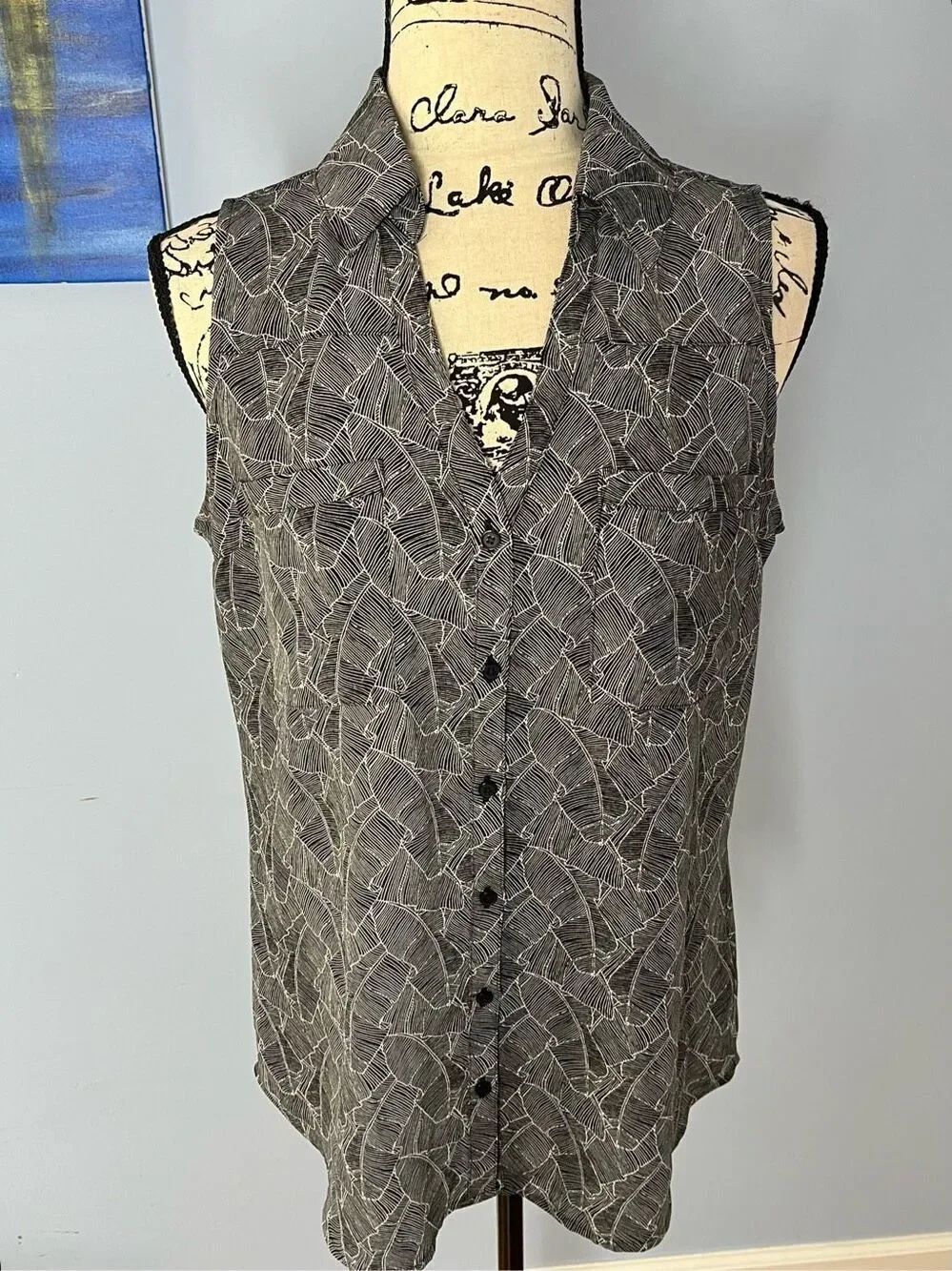 Express Women’s Size Medium Black Grey Leaf Print Sleeveless Button Down Blouse